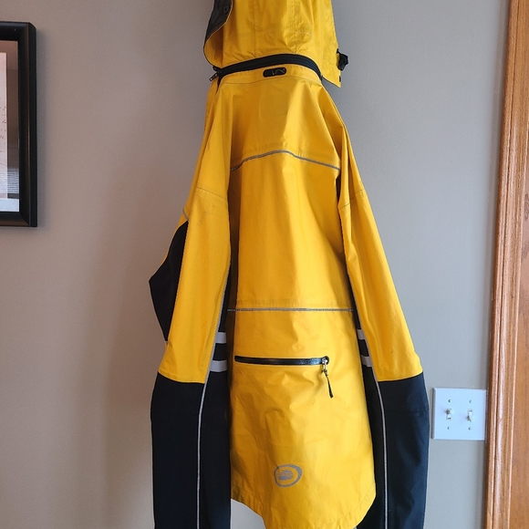 High vis  Gore-tex performance jacket. - Picture 5 of 10